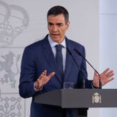 El presidente del Gobierno, Pedro Sánchez, durante su comparecencia este viernes tras finalizar la reunión del Consejo de Ministros extraordinario en la Moncloa. EFE/Javier Lizón