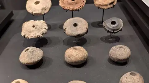 Piezas del telar prehistórico hallado en en el yacimiento de Cabezo Redondo de Villena. Piezas del telar prehistórico hallado en en el yacimiento de Cabezo Redondo de Villena.