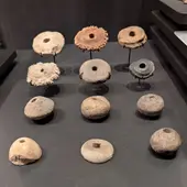 Piezas del telar prehistórico hallado en en el yacimiento de Cabezo Redondo de Villena. Piezas del telar prehistórico hallado en en el yacimiento de Cabezo Redondo de Villena.