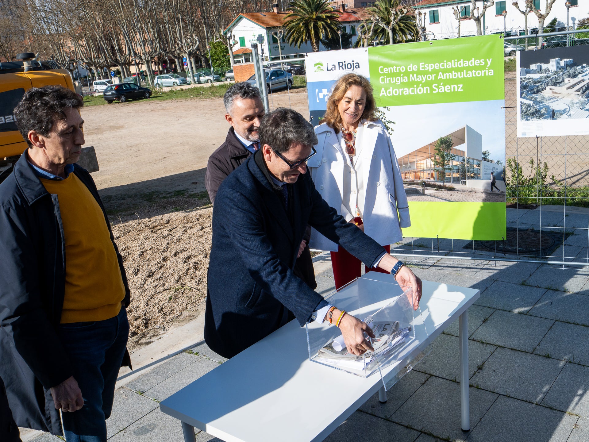 Primera "piedra" del nuevo Centro de Especialidades y Cirugía Mayor Ambulatoria Adoración Sáenz en Logroño Primera "piedra" del nuevo Centro de Especialidades y Cirugía Mayor Ambulatoria Adoración Sáenz en Logroño