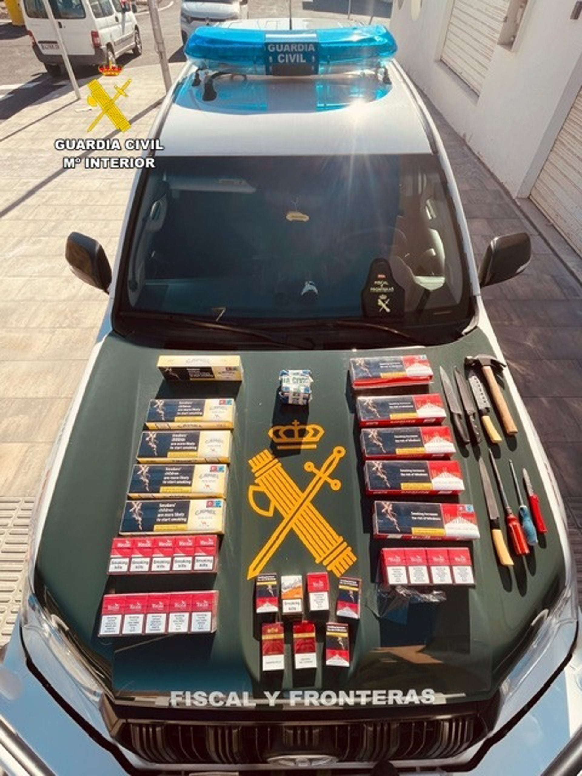 La Guardia Civil interviene tabaco de contrabando y armas blancas en un local de Balanegra La Guardia Civil interviene tabaco de contrabando y armas blancas en un local de Balanegra