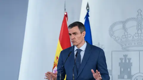 Pedro Sánchez durante la comparecencia de hoy tras el Consejo de Ministros, donde se han aprobado los dos decretos ley. El Gobierno rebaja al 10% el IVA de los carburantes, la luz y el gas: estas son las medidas del plan anticrisis por la guerra de Irán