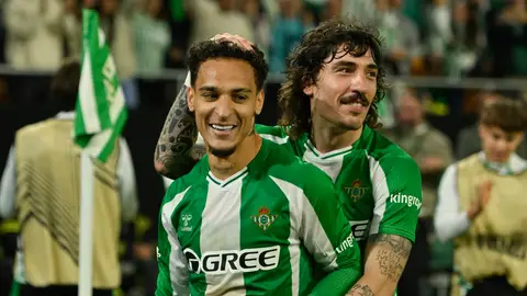 El Betis golea y pasa a cuartos de la Liga Europa El Betis golea y pasa a cuartos de la Liga Europa