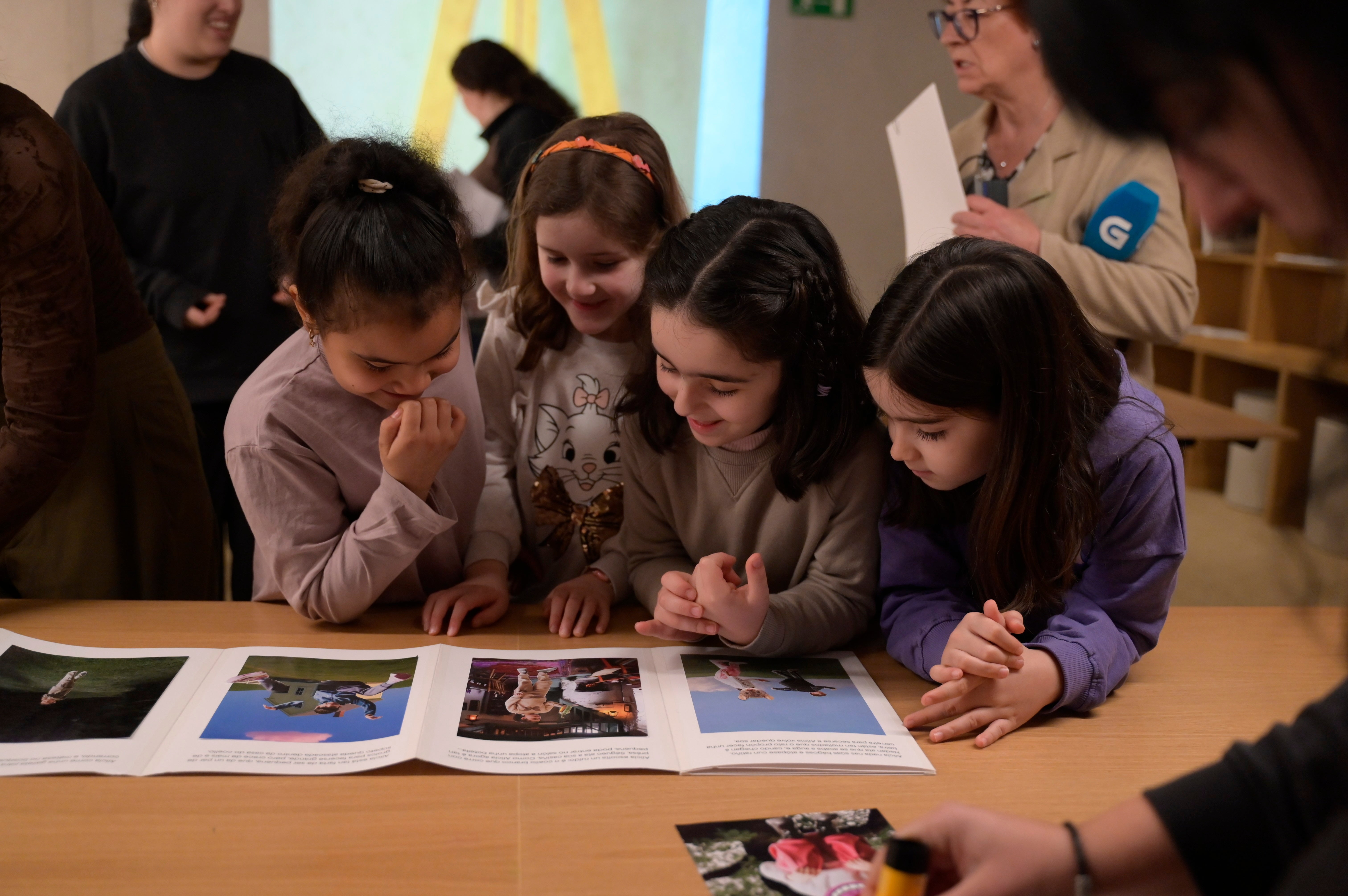 Los escolares se maravillan trabajando con fotos en la exposición Wonderland de la Fundación MOP Los escolares se maravillan trabajando con fotos en la exposición Wonderland de la Fundación MOP