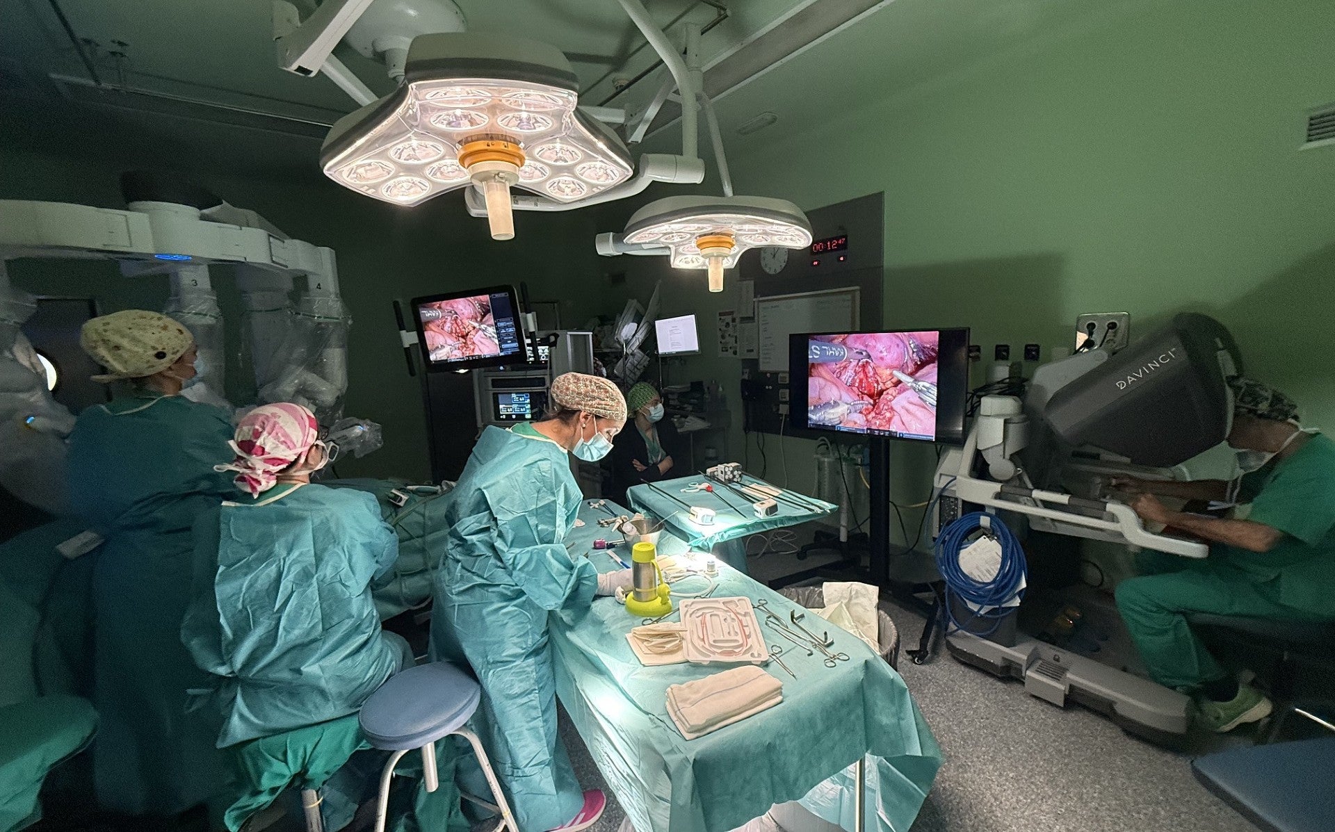 El Hospital General de Alicante opera con cirugía robótica a un niño de apenas un año El Hospital General de Alicante opera con cirugía robótica a un niño de apenas un año