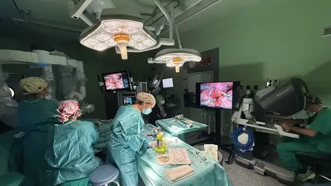 Un momento de la intervención de cirugía robótica Un momento de la intervención de cirugía robótica