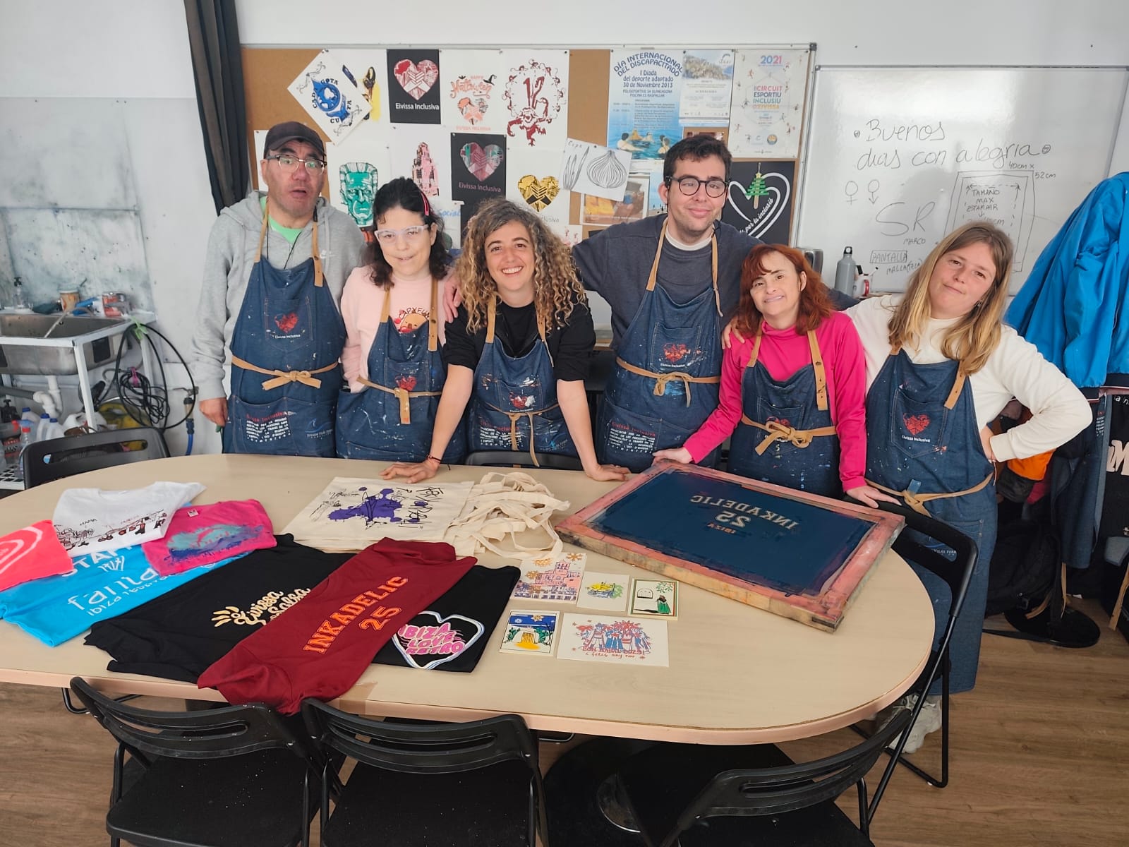 El taller de la ilusión en el que se serigrafían camisetas, postales y carteles mientras se construyen oportunidades El taller de la ilusión en el que se serigrafían camisetas, postales y carteles mientras se construyen oportunidades