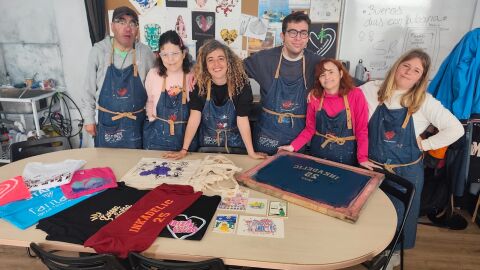 El equipo del taller de estampaci&oacute;n de Eivissa Inclusiva