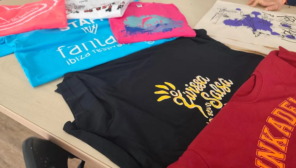 Algunas de las camisetas que serigrafían en el taller de Eivissa Inclusiva Algunas de las camisetas que serigrafían en el taller de Eivissa Inclusiva