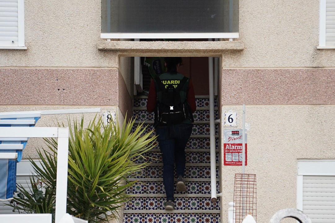 Imagen de la Guardia Civil entrando en la vivienda donde un hombre ha matado a su hija de tres años en Torrevieja Imagen de la Guardia Civil entrando en la vivienda donde un hombre ha matado a su hija de tres años en Torrevieja