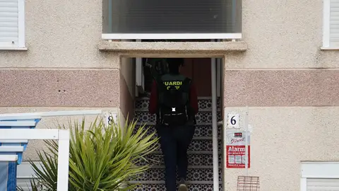Imagen de la Guardia Civil entrando en la vivienda donde un hombre ha matado a su hija de tres años en Torrevieja Imagen de la Guardia Civil entrando en la vivienda donde un hombre ha matado a su hija de tres años en Torrevieja