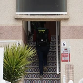 Imagen de la Guardia Civil entrando en la vivienda donde un hombre ha matado a su hija de tres años en Torrevieja Imagen de la Guardia Civil entrando en la vivienda donde un hombre ha matado a su hija de tres años en Torrevieja