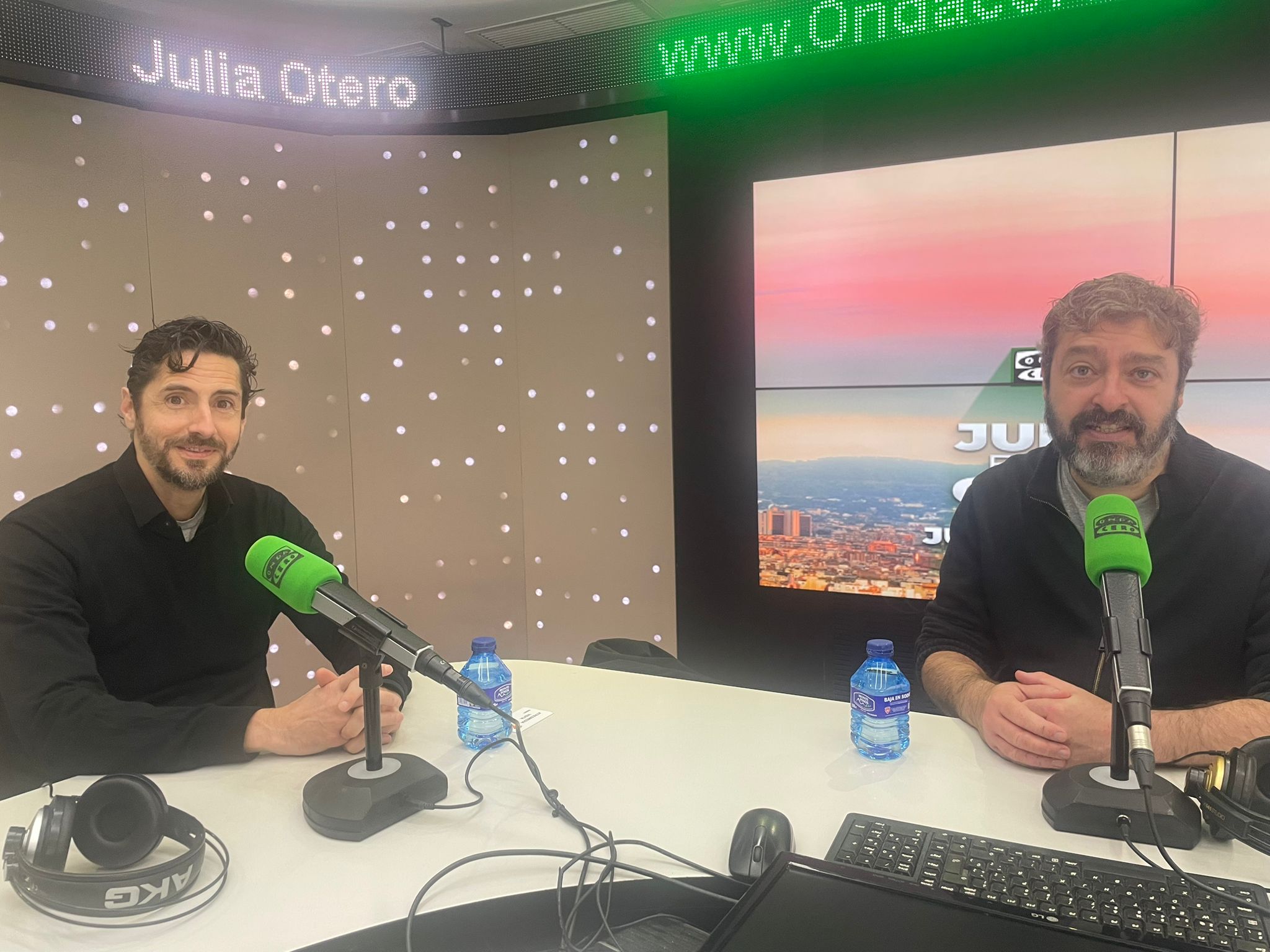 Víctor García León y Juan Diego Botto sobre la educación pública actual: "Nos encanta la diversidad de ricos, no la de los pobres" Víctor García León y Juan Diego Botto sobre la educación pública actual: "Nos encanta la diversidad de ricos, no la de los pobres"