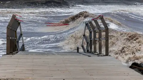 Vista de la playa de Arguineguín que permanece cerrada ante la mala mar provocada por la borrasca Therese Vista de la playa de Arguineguín que permanece cerrada ante la mala mar provocada por la borrasca Therese
