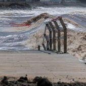Vista de la playa de Arguineguín que permanece cerrada ante la mala mar provocada por la borrasca Therese