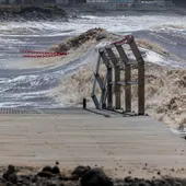 Vista de la playa de Arguineguín que permanece cerrada ante la mala mar provocada por la borrasca Therese Vista de la playa de Arguineguín que permanece cerrada ante la mala mar provocada por la borrasca Therese