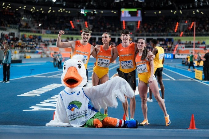 La solanera Paula Sevilla logra la plata mundial con el relevo mixto La solanera Paula Sevilla logra la plata mundial con el relevo mixto
