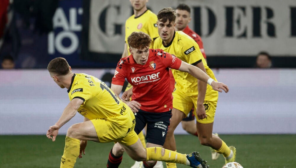 Víctor Muñoz sortea la entrada de un jugador del Girona