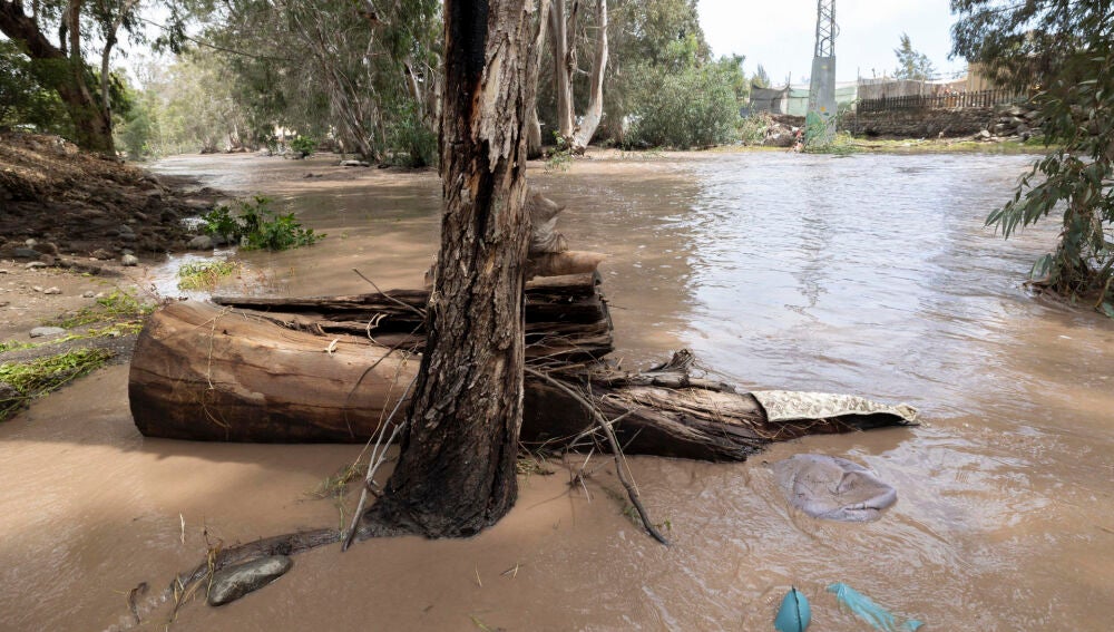 La borrasca Therese ha provocado el desbordamiento del barranco de Arguineguín, en el sur de Gran Canaria