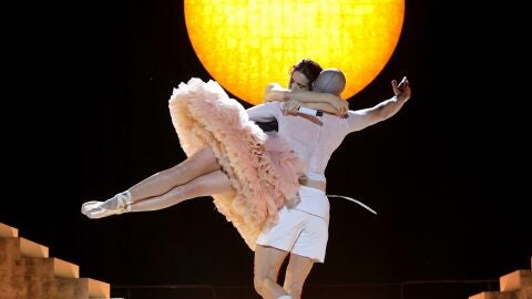 Rosal&iacute;a en Par&iacute;s durante su gira 'LUX TOUR'