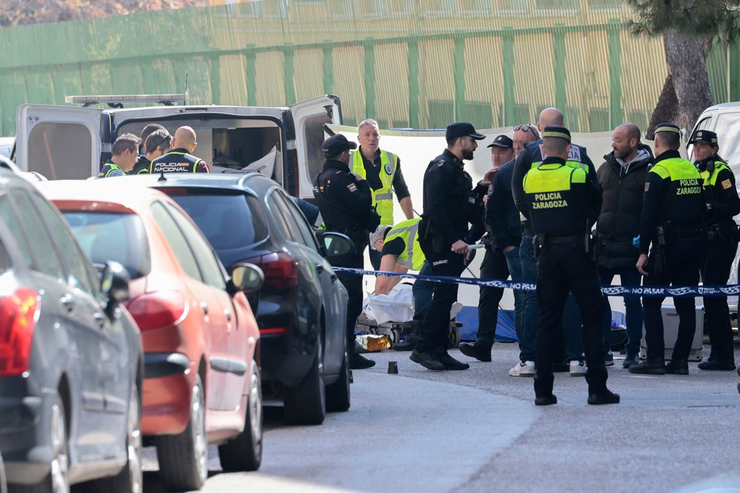 Los servicios de emergencia, en el lugar donde un hombre a tiroteado a una mujer en Zaragoza Los servicios de emergencia, en el lugar donde un hombre a tiroteado a una mujer en Zaragoza