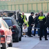 Los servicios de emergencia, en el lugar donde un hombre a tiroteado a una mujer en Zaragoza