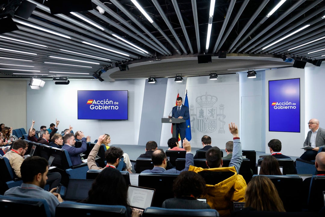 El presidente del Gobierno, Pedro Sánchez, durante su comparecencia este viernes, tras finalizar la reunión del Consejo de Ministros extraordinario en la Moncloa. El presidente del Gobierno, Pedro Sánchez, durante su comparecencia este viernes, tras finalizar la reunión del Consejo de Ministros extraordinario en la Moncloa.