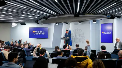 El presidente del Gobierno, Pedro Sánchez, durante su comparecencia este viernes, tras finalizar la reunión del Consejo de Ministros extraordinario en la Moncloa. El presidente del Gobierno, Pedro Sánchez, durante su comparecencia este viernes, tras finalizar la reunión del Consejo de Ministros extraordinario en la Moncloa.