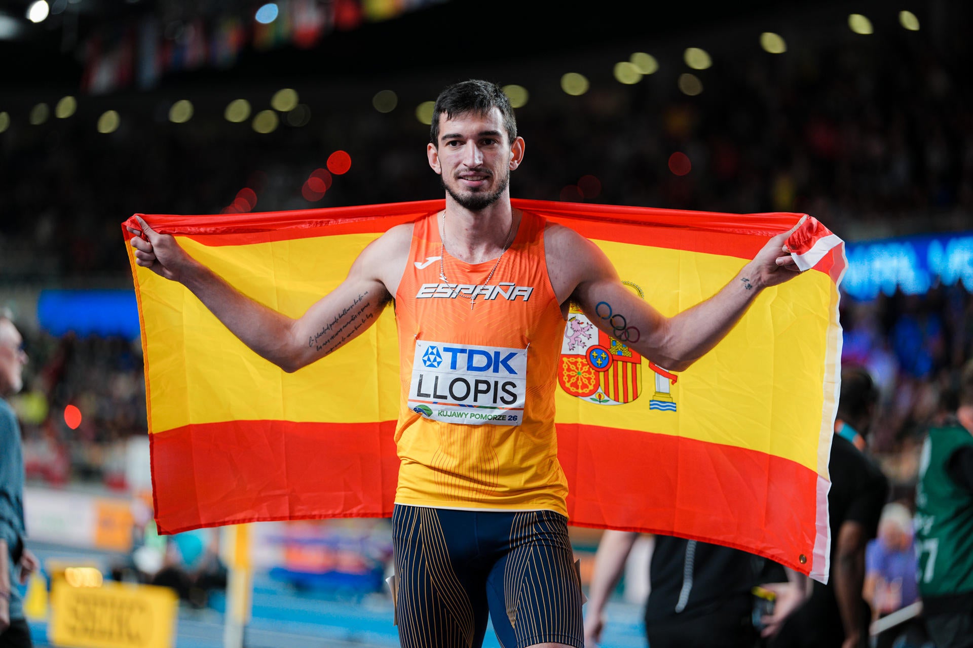 Quique Llopis logra su primera medalla mundial y bate el récord de España en 60 metros vallas: "Hemos salido con todo" Quique Llopis logra su primera medalla mundial y bate el récord de España en 60 metros vallas: "Hemos salido con todo"