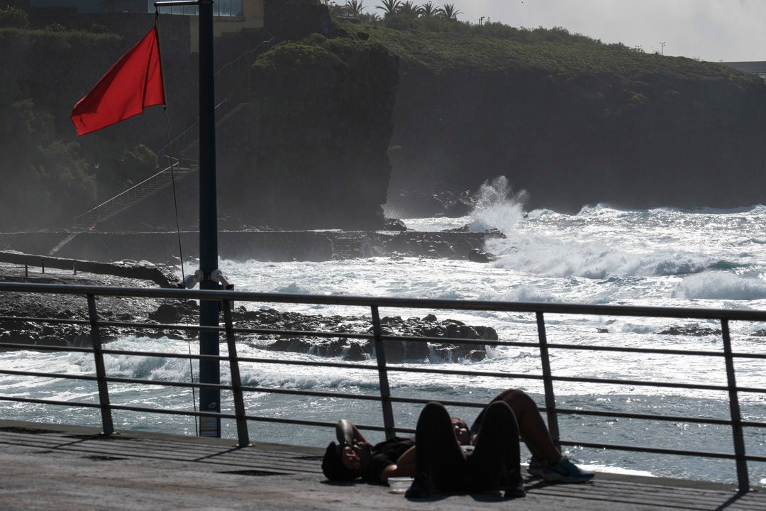 Un grupo de personas en Bajamar (Tenerife), donde el acceso a las playas está cerrado ante la mala mar Un grupo de personas en Bajamar (Tenerife), donde el acceso a las playas está cerrado ante la mala mar