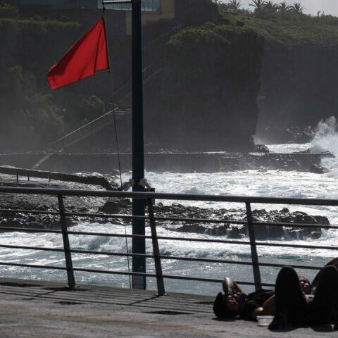 Un grupo de personas en Bajamar (Tenerife), donde el acceso a las playas está cerrado ante la mala mar