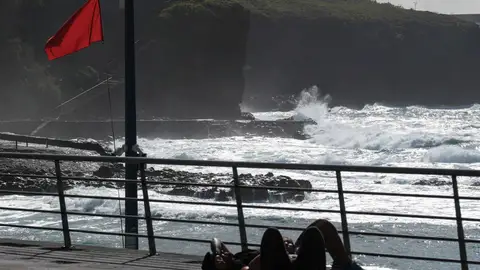 Un grupo de personas en Bajamar (Tenerife), donde el acceso a las playas está cerrado ante la mala mar Un grupo de personas en Bajamar (Tenerife), donde el acceso a las playas está cerrado ante la mala mar