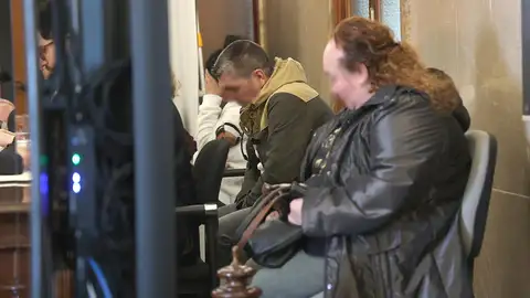 Los acusados por la muerta del bebé y sus abogados, al comienzo del juicio en la Audiencia Provincial de Baleares, en marzo de 2026. Los acusados por la muerta del bebé y sus abogados, al comienzo del juicio en la Audiencia Provincial de Baleares, en marzo de 2026.