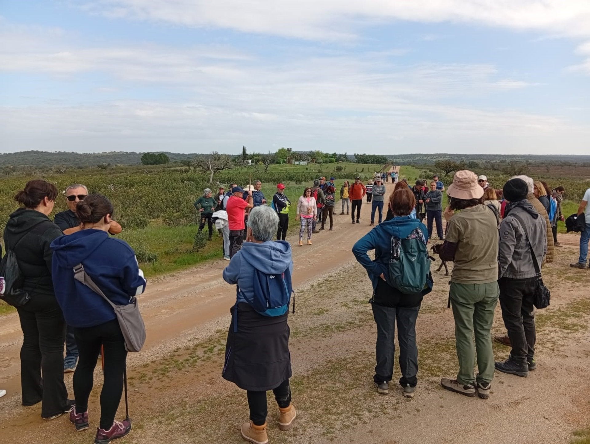 Unas 80 personas reivindican la recuperación del camino público de Montealmeida en Cáceres Unas 80 personas reivindican la recuperación del camino público de Montealmeida en Cáceres