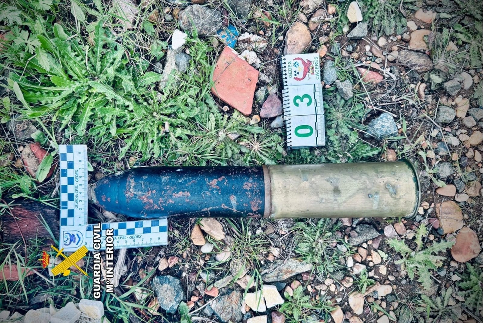La Guardia Civil desactiva un proyectil de artillería de la Guerra Civil hallado en un paraje de Calamonte La Guardia Civil desactiva un proyectil de artillería de la Guerra Civil hallado en un paraje de Calamonte