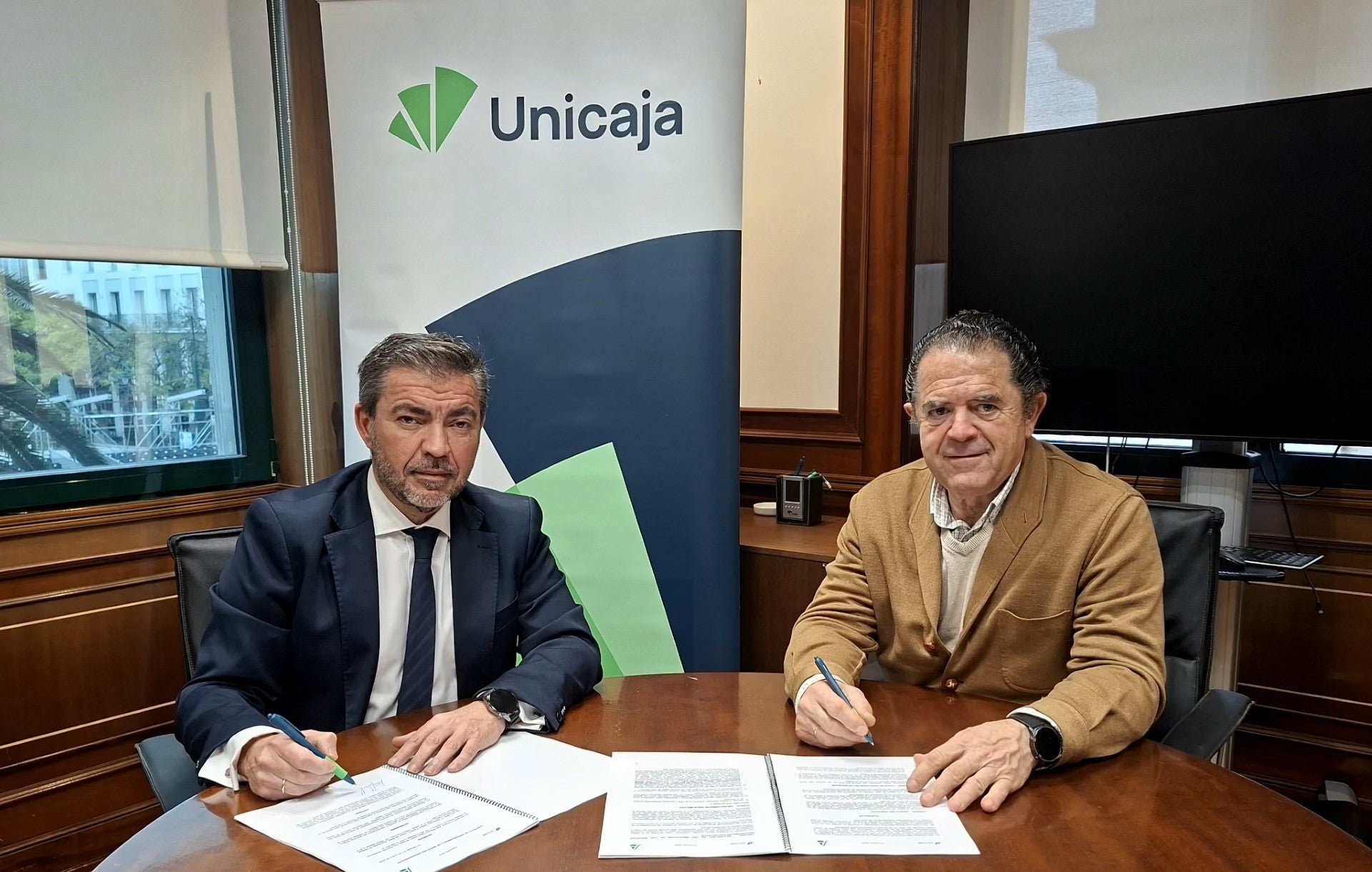 Unicaja impulsa el campo malagueño con el anticipo de la PAC para agricultores y ganaderos de Asaja Málaga Unicaja impulsa el campo malagueño con el anticipo de la PAC para agricultores y ganaderos de Asaja Málaga