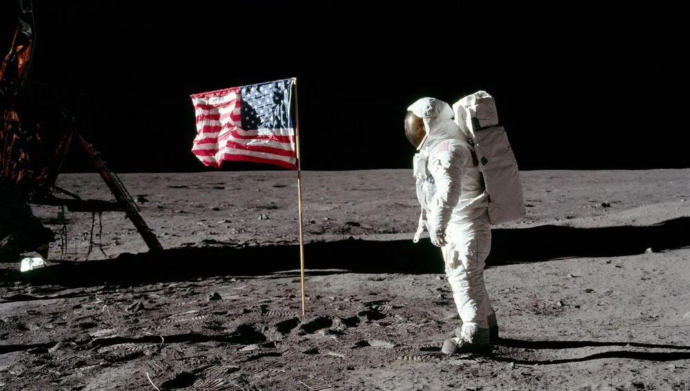 Llegada del hombre a la Luna en 1969, durante la misión Apolo 11. Llegada del hombre a la Luna en 1969, durante la misión Apolo 11.