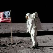 Llegada del hombre a la Luna en 1969, durante la misión Apolo 11.