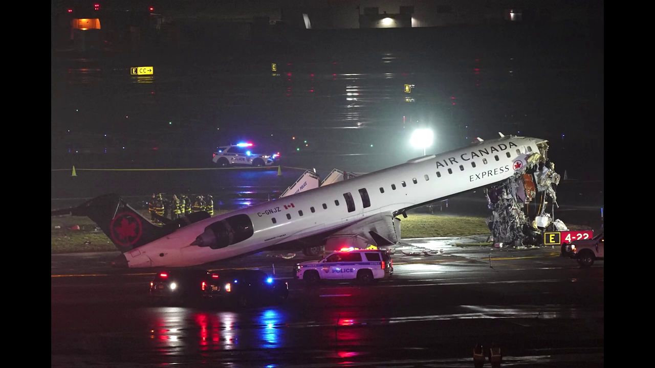 Varios heridos en el choque de un avión de Air Canada y un camión de bomberos en el aeropuerto LaGuardia en Nueva York Varios heridos en el choque de un avión de Air Canada y un camión de bomberos en el aeropuerto LaGuardia en Nueva York