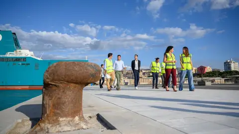 Imagen de archivo de la alcaldesa de Almería, María del Mar Vázquez, y la presidenta de la APA, Rosario Soto, en su visita de septiembre a las obras de urbanización del Muelle de Levante, dentro del proyecto de integración puerto-ciudad. Imagen de archivo de la alcaldesa de Almería, María del Mar Vázquez, y la presidenta de la APA, Rosario Soto, en su visita de septiembre a las obras de urbanización del Muelle de Levante, dentro del proyecto de integración puerto-ciudad.