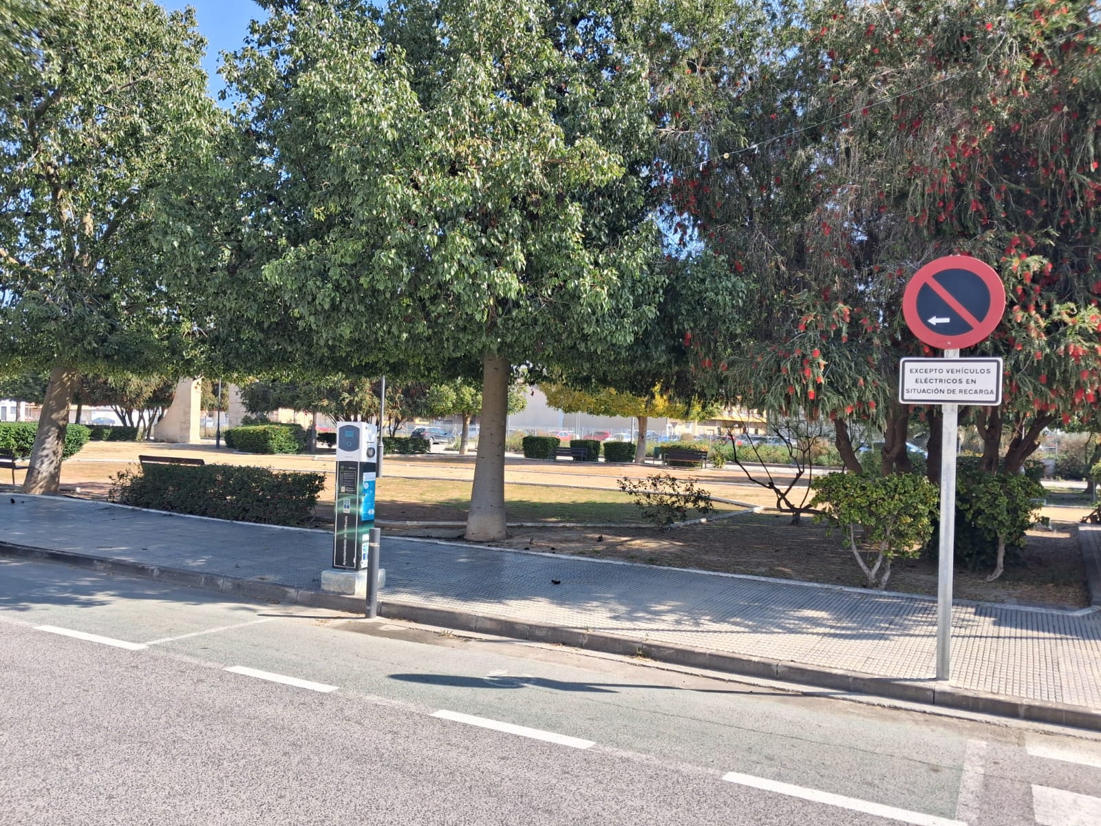 Vecinos de San Bartolomé reclaman el funcionamiento del punto de carga eléctrica para vehículos que lleva dos años sin servicio Vecinos de San Bartolomé reclaman el funcionamiento del punto de carga eléctrica para vehículos que lleva dos años sin servicio