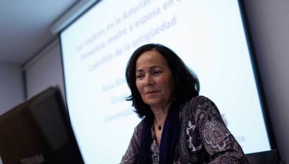 Rosa María Cid López durante una de sus clases
