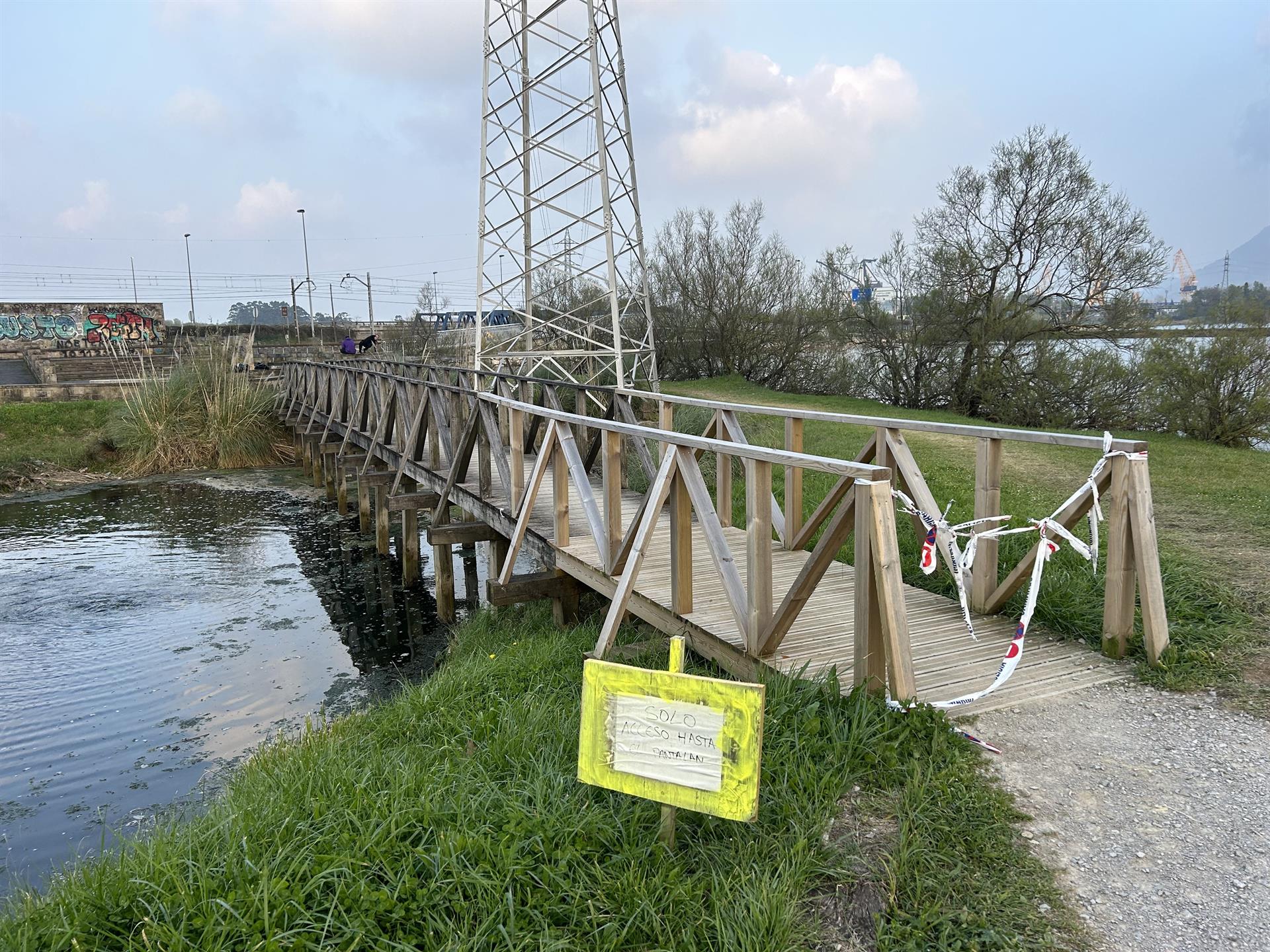La Policía de Camargo precinta una pasarela en el Parque Pequeños Cachoneros La Policía de Camargo precinta una pasarela en el Parque Pequeños Cachoneros