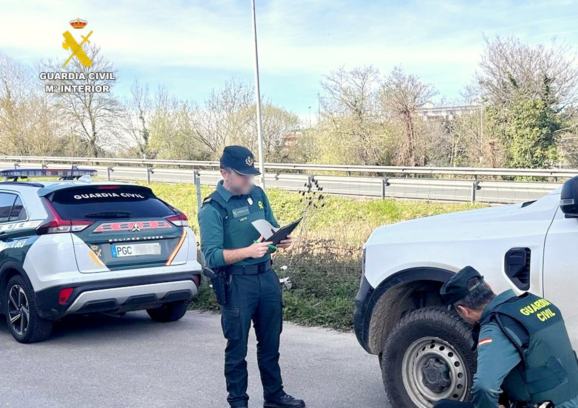 Detenido el trabajador de una empresa por pinchar 13 ruedas a 4 vehículos de otra cercana en un polígono de Bezana Detenido el trabajador de una empresa por pinchar 13 ruedas a 4 vehículos de otra cercana en un polígono de Bezana