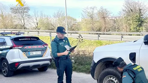 Detenido el trabajador de una empresa por pinchar 13 ruedas a 4 vehículos de otra cercana en un polígono de Bezana Detenido el trabajador de una empresa por pinchar 13 ruedas a 4 vehículos de otra cercana en un polígono de Bezana