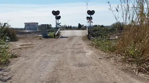 Paso a nivel del Camí del Derramador de Crevillent en el que se va a actuar. Paso a nivel del Camí del Derramador de Crevillent en el que se va a actuar.