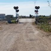 Paso a nivel del Camí del Derramador de Crevillent en el que se va a actuar.
