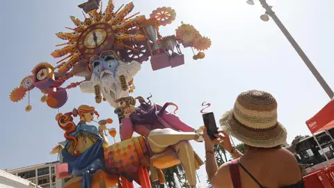 Una mujer toma una foto de una hoguera Una mujer toma una foto de una hoguera