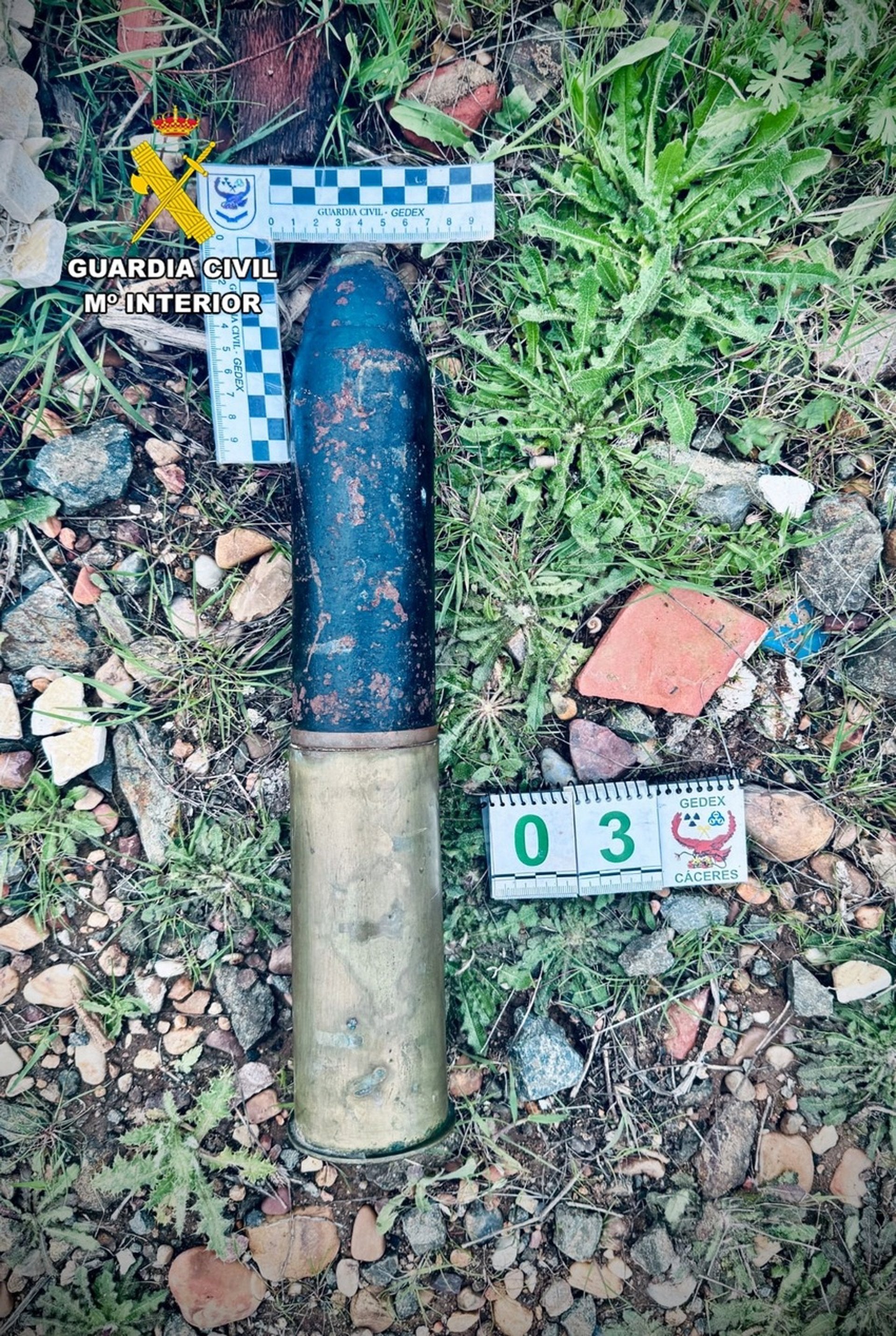 La Guardia Civil desactiva un proyectil de artillería de la Guerra Civil hallado en un paraje de Calamonte La Guardia Civil desactiva un proyectil de artillería de la Guerra Civil hallado en un paraje de Calamonte