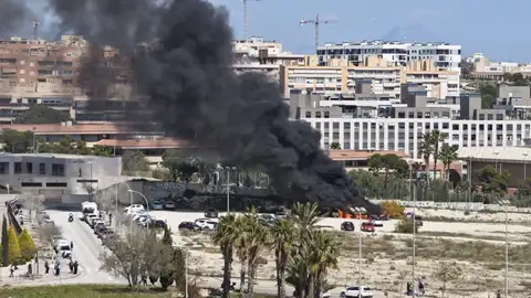 El incendio ha generado una densa columna de humo El incendio ha generado una densa columna de humo
